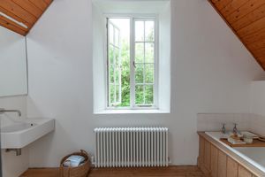 Ensuite- click for photo gallery